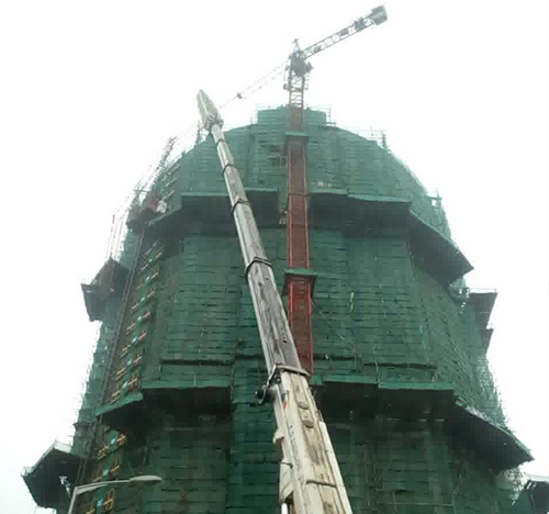 淮北吊车在工地上作业